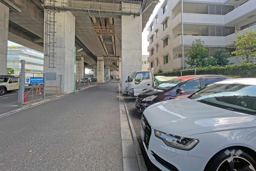 敷地南東側の前面道路（北東側から）
