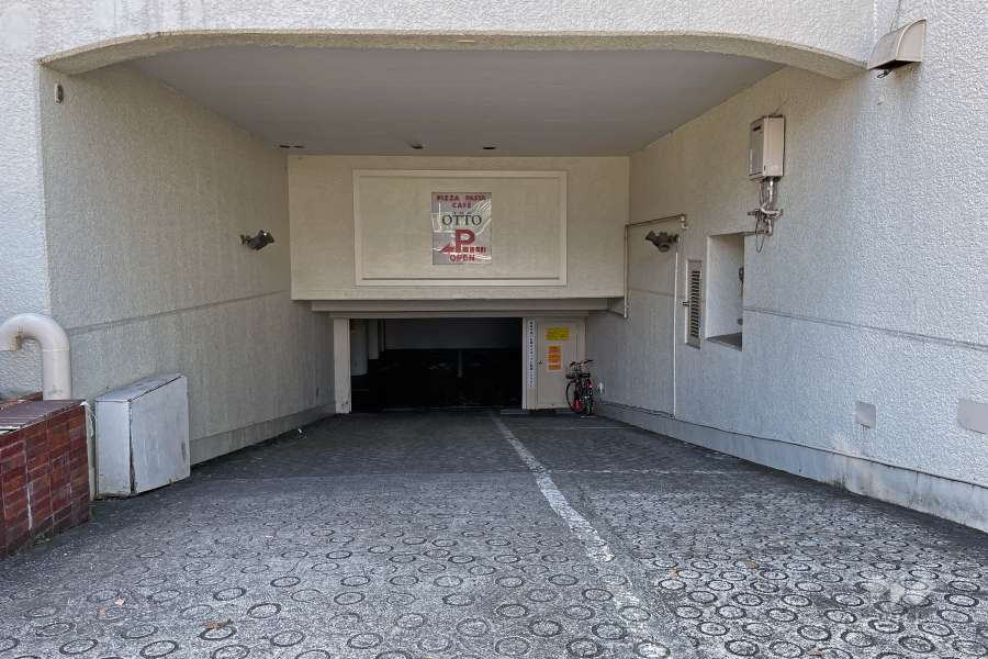 地下駐車場の出入り口