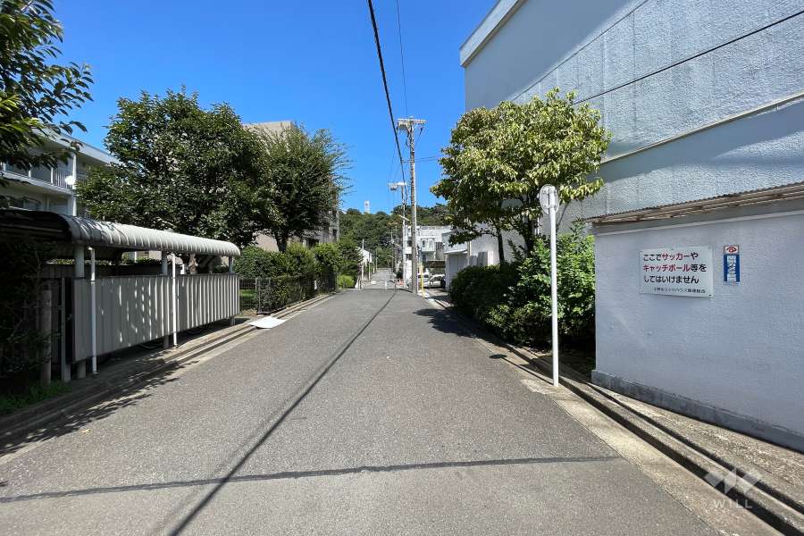 敷地北西側の前面道路（南西側から）