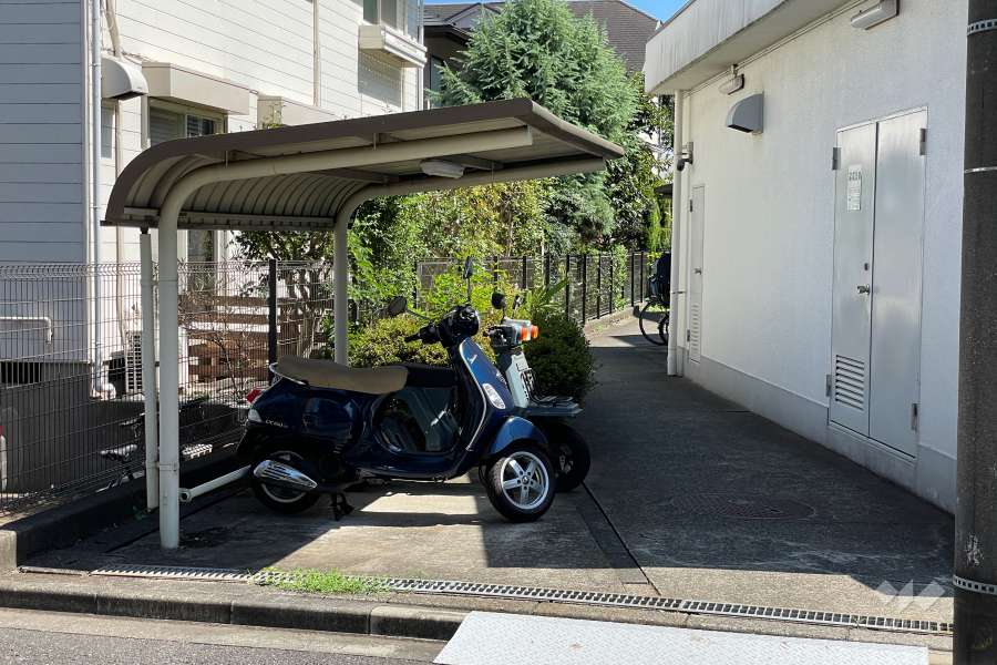 バイク置場（屋根付き）