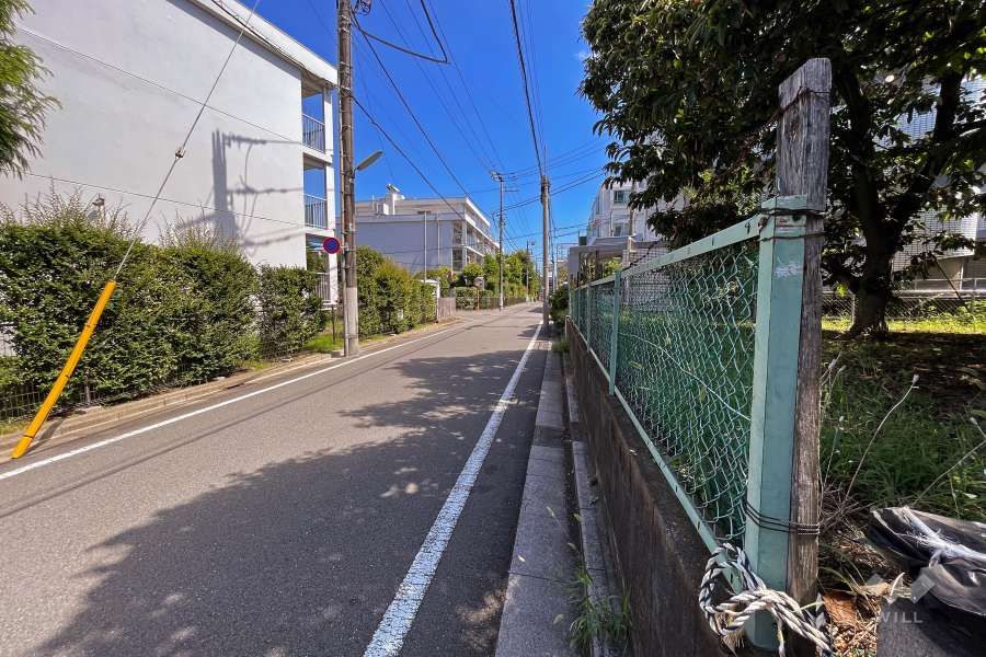 敷地南西側の前面道路（北西側から）