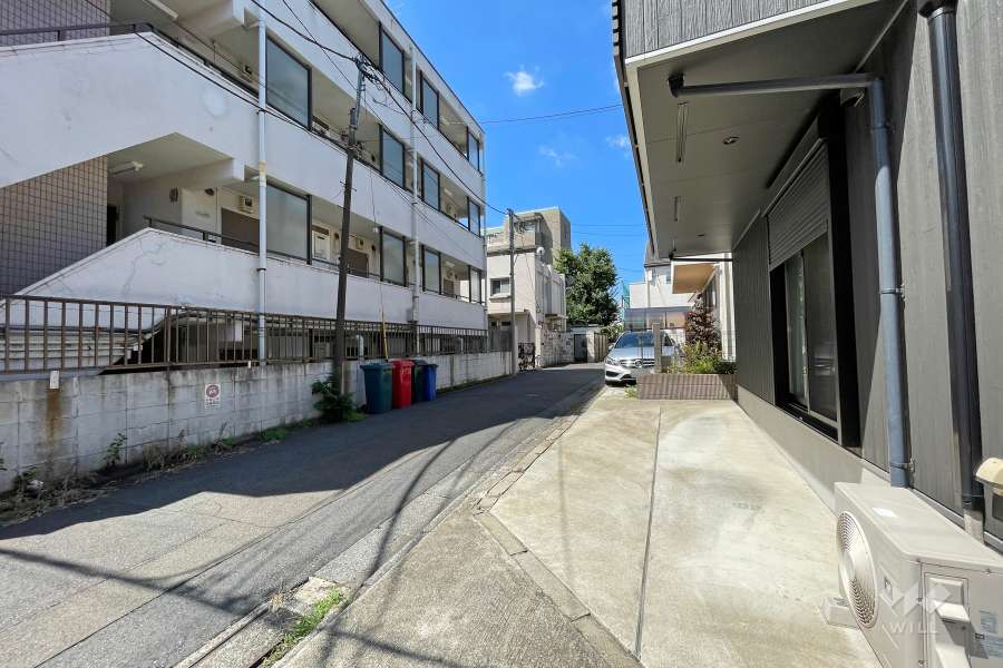 敷地北側の前面道路（東側から）