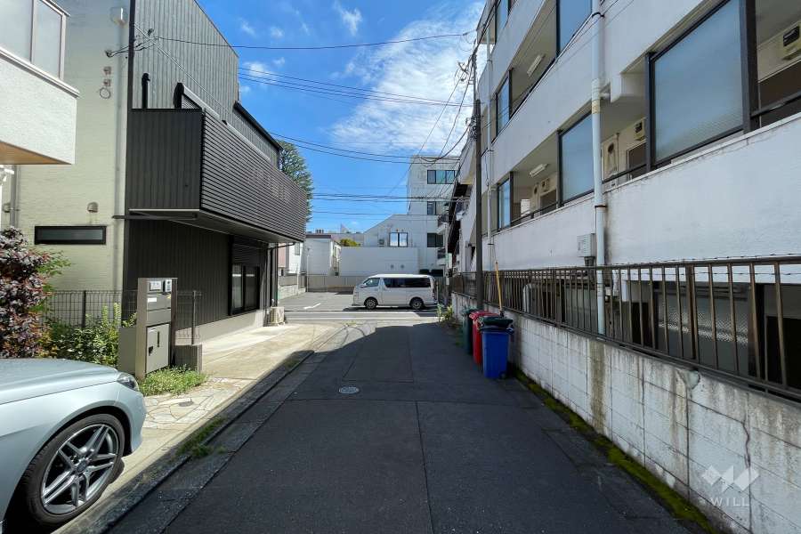 敷地北側の前面道路（西側から）