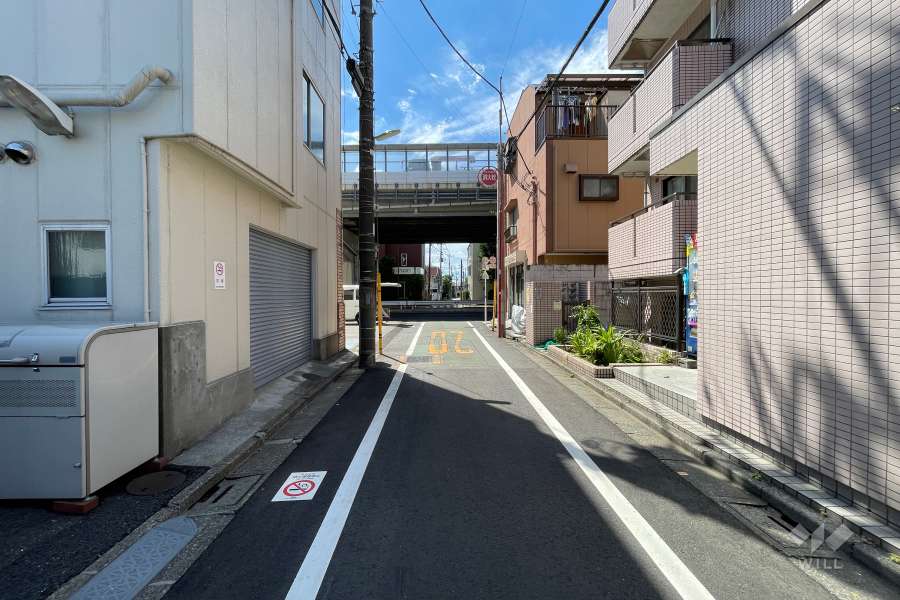 敷地東側の前面道路（北側から）