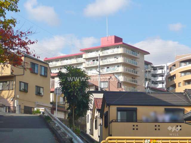 周辺は丘陵地に広がる閑静な住宅地です。
