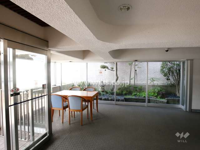 エントランスホールには談話スペースがあります。