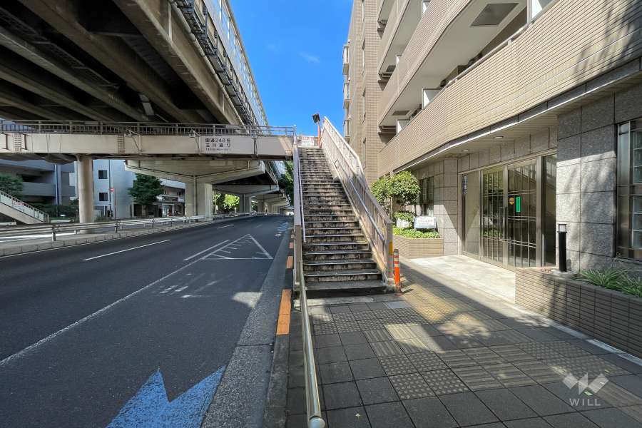 敷地南側の前面道路