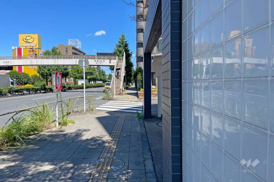 敷地北東側の前面道路（南西側から）