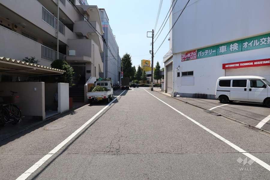 敷地の北側前面道路（東側から）