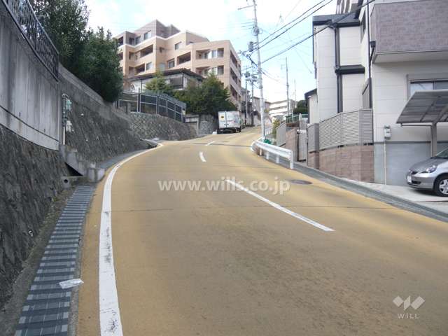前面道路は勾配の急な坂道です。