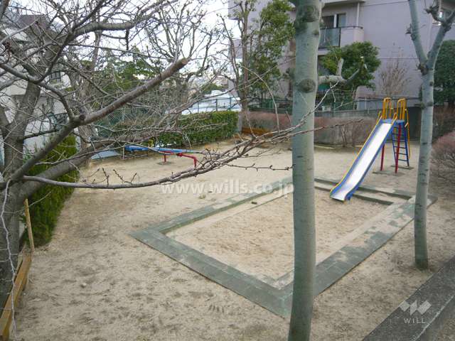 敷地に隣接して公園があります。