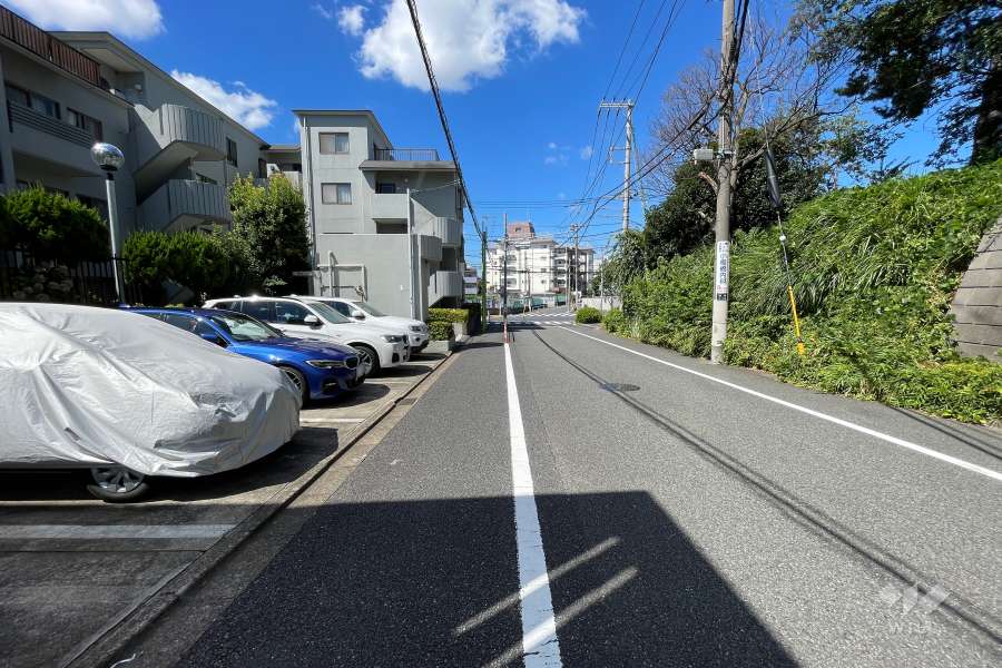 敷地北側の前面道路（東側から）