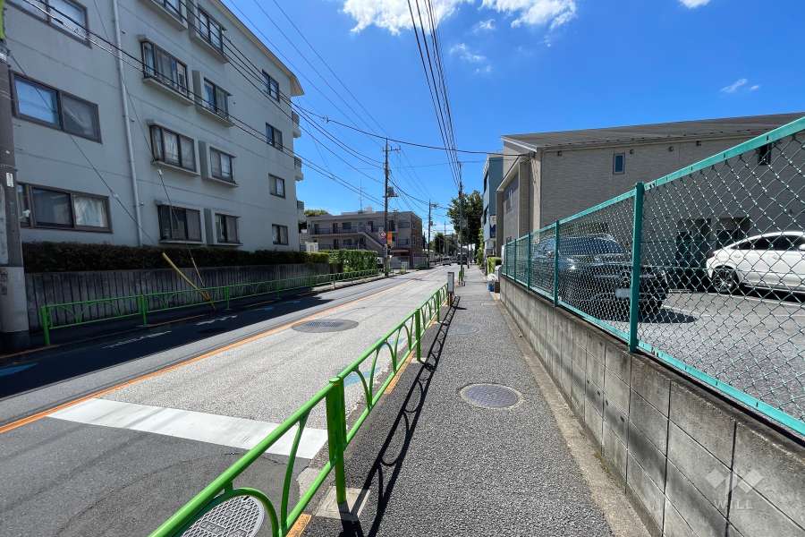 敷地西側の前面道路（北側から）