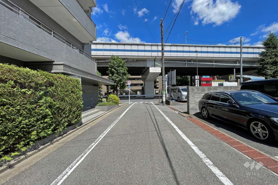 敷地東側の前面道路（南側から）