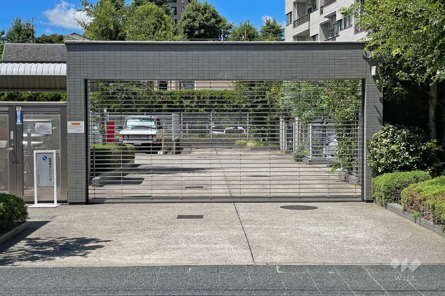 駐車場入口（リングシャッター付き）