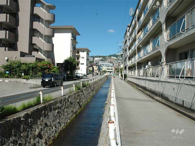 敷地の南側には水路が流れています。