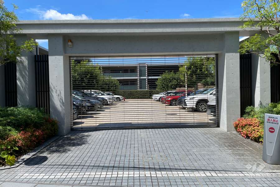 駐車場の出入り口（リングシャッター付き）