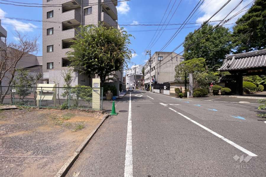 敷地北側の前面道路（東側から）
