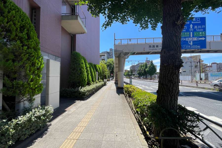 敷地北西側の前面道路