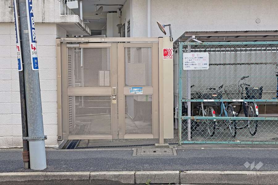 敷地の北側にある通用口