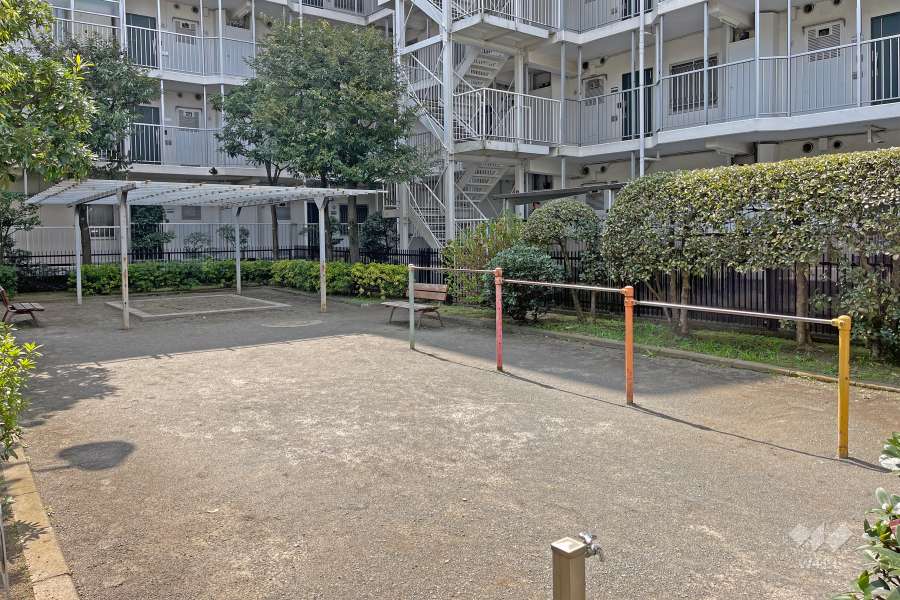 敷地に隣接した『用賀三丁目公園』