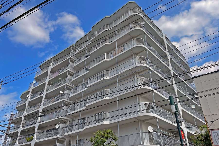 日商岩井用賀マンションの外観（南西側から）