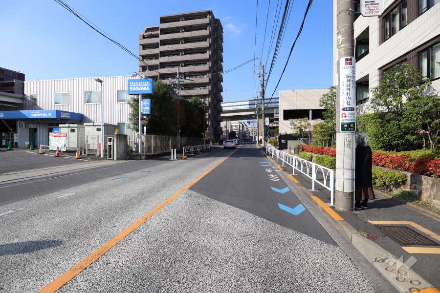 敷地西側の前面道路