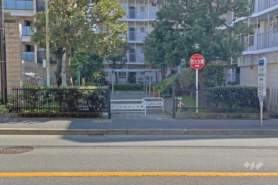 敷地に隣接した『用賀三丁目公園』