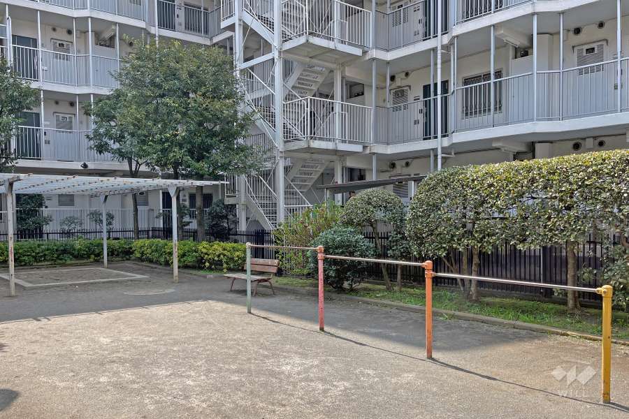 鉄棒や休憩スペースがあります。