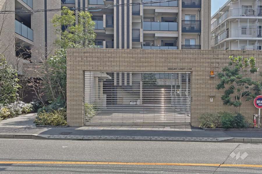 駐車場の出入り口（リングシャッター付き）