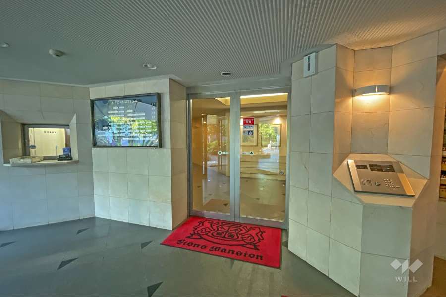 エントランスはオートロックです。