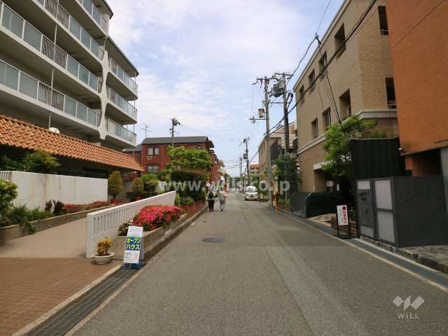 夙川台スカイハイツの南側前面道路（西側から）