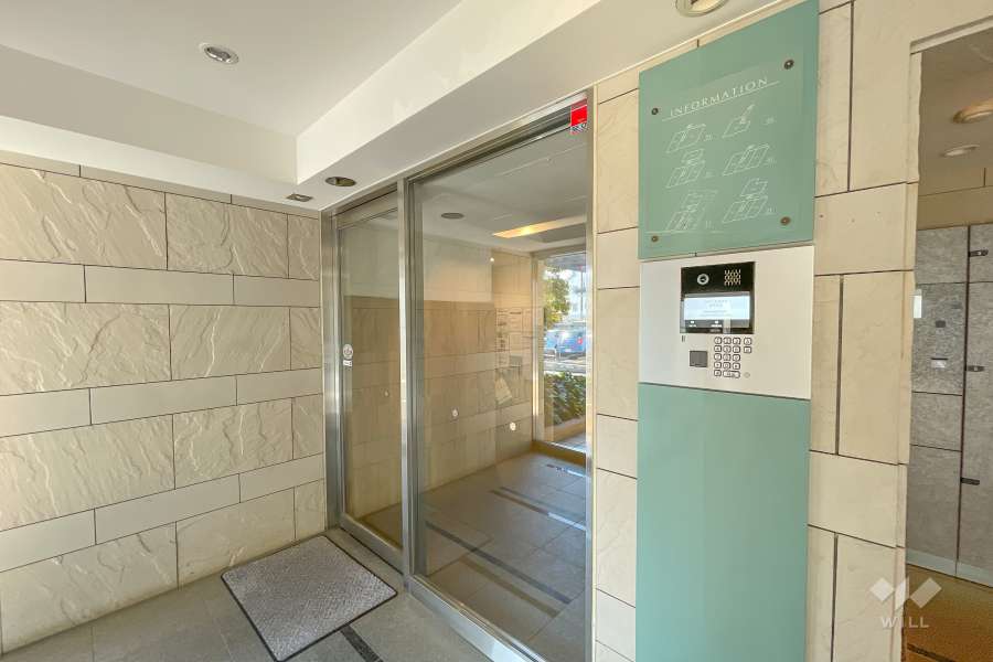 エントランスはオートロック付きです。