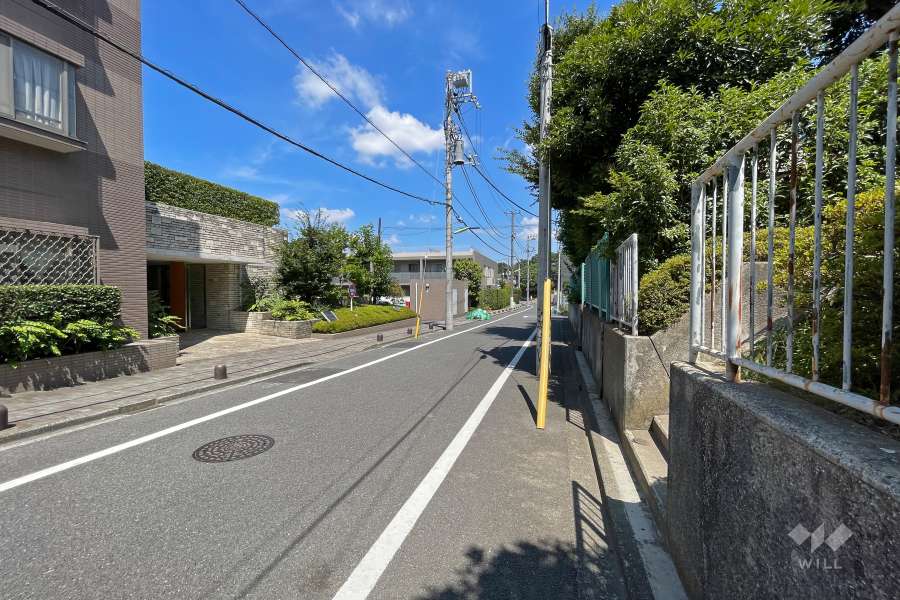 敷地東側の前面道路（南側から）