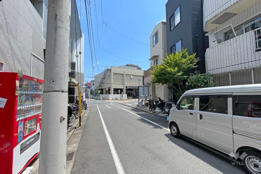 敷地北側の前面道路（西側から）