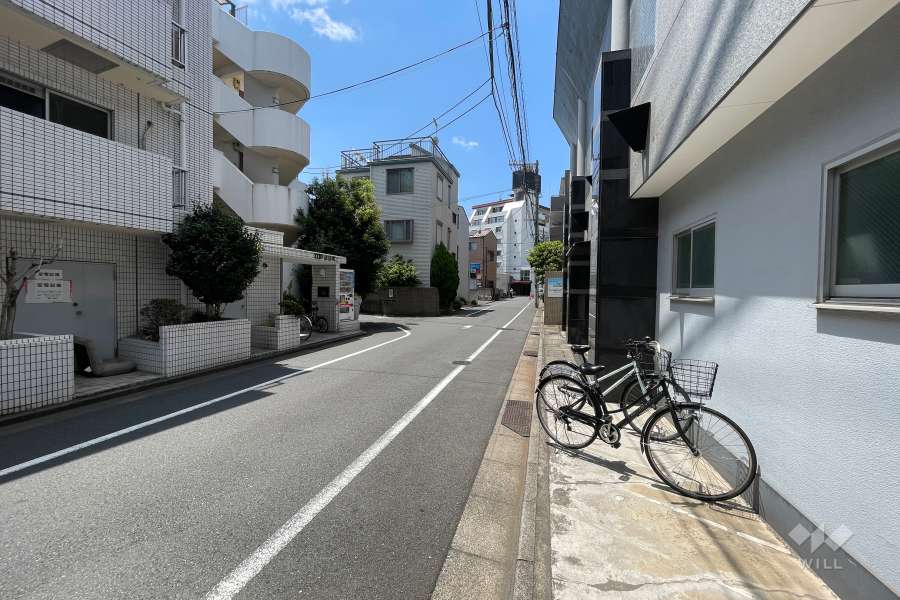 敷地北側の前面道路（東側から）