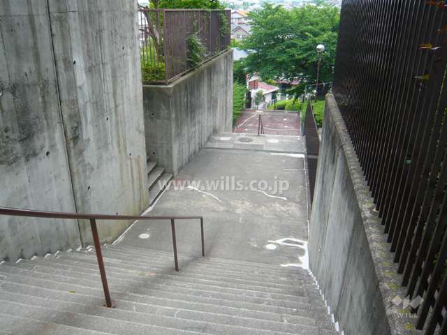 敷地内にはアップダウンがあります