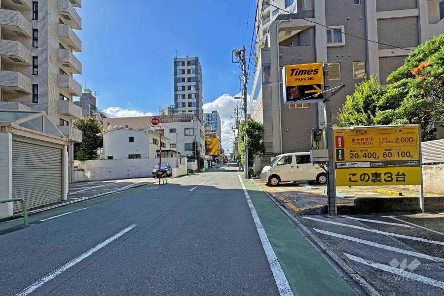 敷地の北側前面道路は番長中央通りです（西側から）。