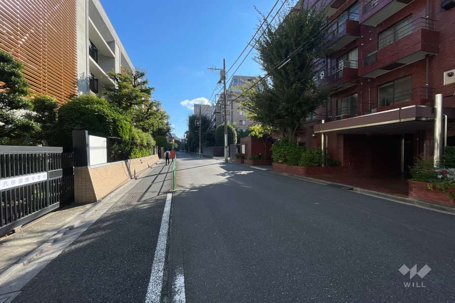 敷地の北側前面道路（西側から）