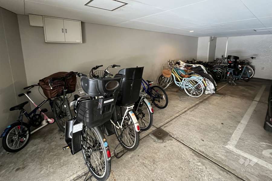 屋内に設けられた駐輪場