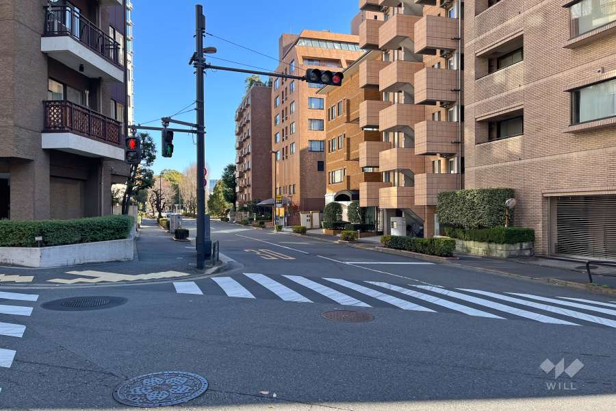 敷地の北西側前面道路