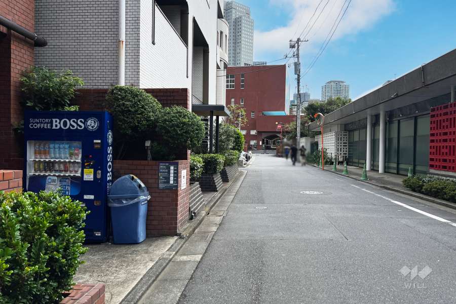 敷地西側の前面道路