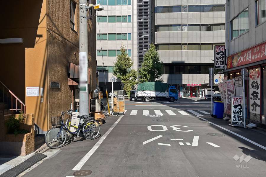 敷地東側の前面道路（南側から）
