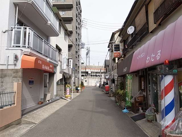 敷地東側の前面道路。少し北へ行くと、阪急神戸線が走っています。