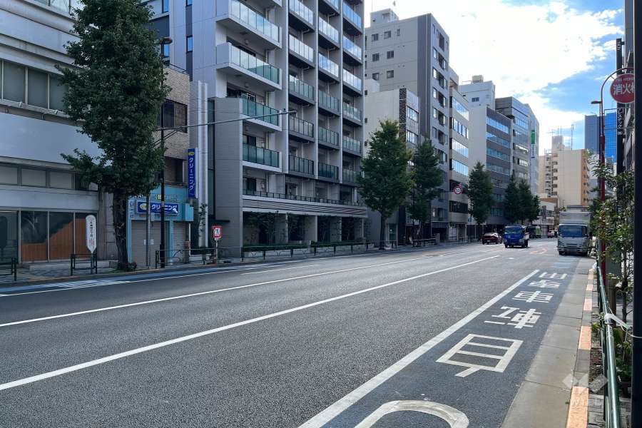 敷地西側の前面道路