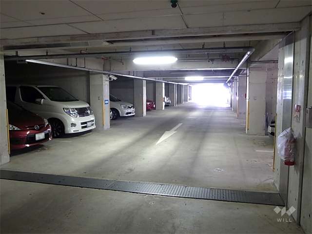駐車場は平面自走式です。