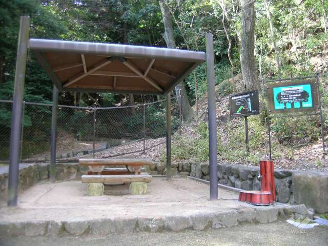 保護樹林の入口にあるテーブルセット（敷地内）