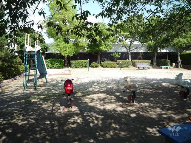 敷地南側の公園。緑豊かで遊具も設置されています。