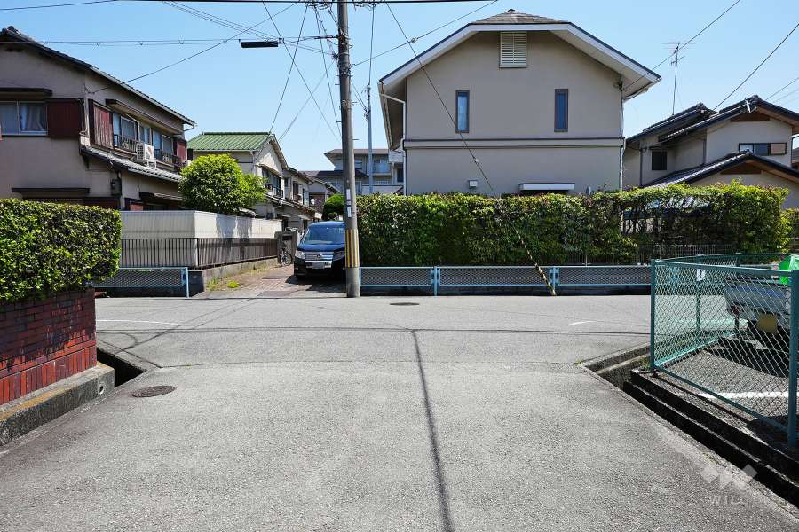 敷地南側の前面道路（西側から）