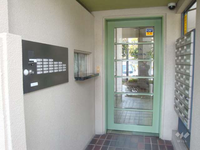 エントランス前。メールボックス。